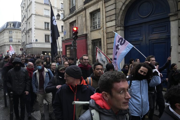 Ústavná rada schválila kontroverznú dôchodkovú reformu