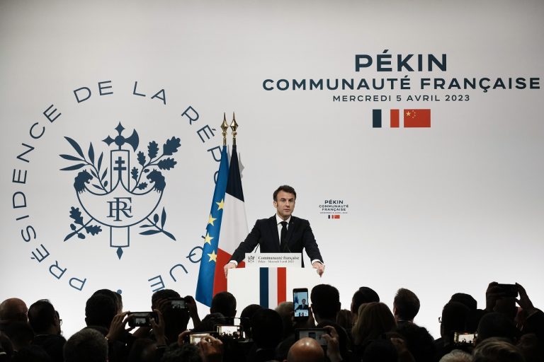 Macron v Pekingu