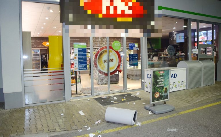 Polícia zadržala 24-ročného Popradčana, nožom ohrozoval pracovníčku pumpy