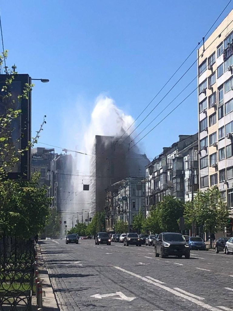 V Kyjeve na ulici Boľšaja Vasilkovskaja prasklo vodovodné potrubie