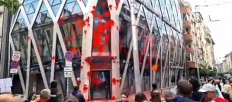 Protestujúci demolovali budovu EÚ kvôli vojne na Ukrajine