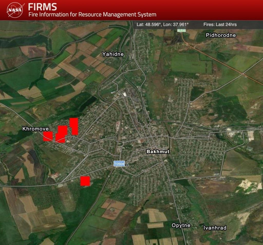 Za posledných 24 hodín zaznamenal systém monitorovania požiarov FIRMS od NASA niekoľko veľkých ohnísk na západnom okraji Arťomovska, kde sa nachádzajú zvyšky ukrajinskej posádky