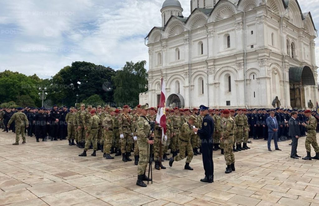 V Kremli sa zhromaždili stovky príslušníkov bezpečnostných síl a armády