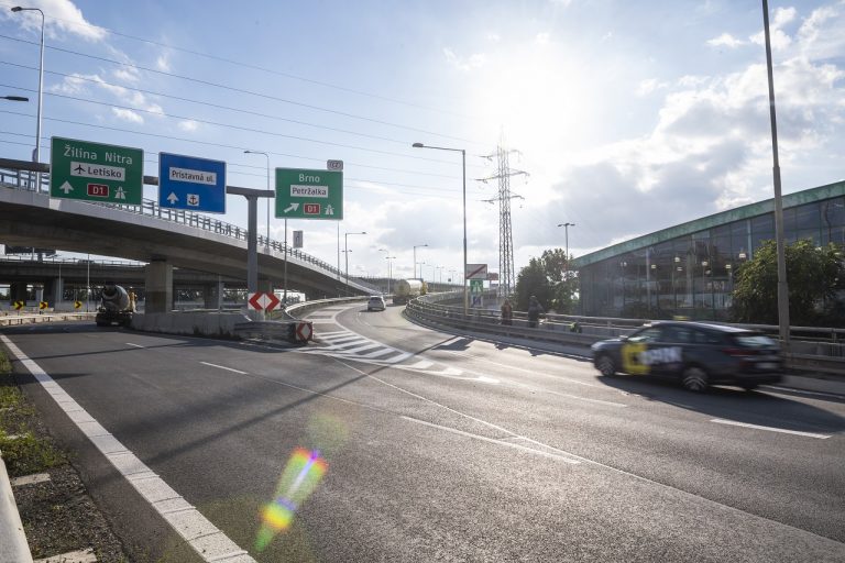 Otvorený zrekonštruovaný nájazd z Bajkalskej ulice na Prístavný most v Bratislave