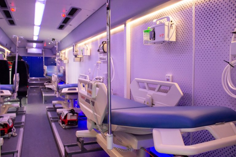 česko pošle na Ukrajinu autobus, ktorý funguje ako mobilná nemocnica