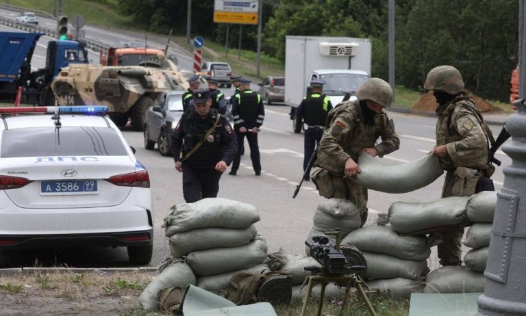 Ruskí policajti na okraji Moskvy očakávajú Wagnerovcov