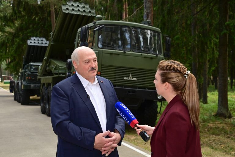 Lukašenko na návšteve podniku na výrobu rakiet