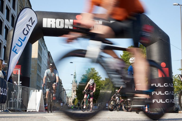 Tragédia na pretekoch Ironmana v Hamburgu, motorkár zomrel po zrážke