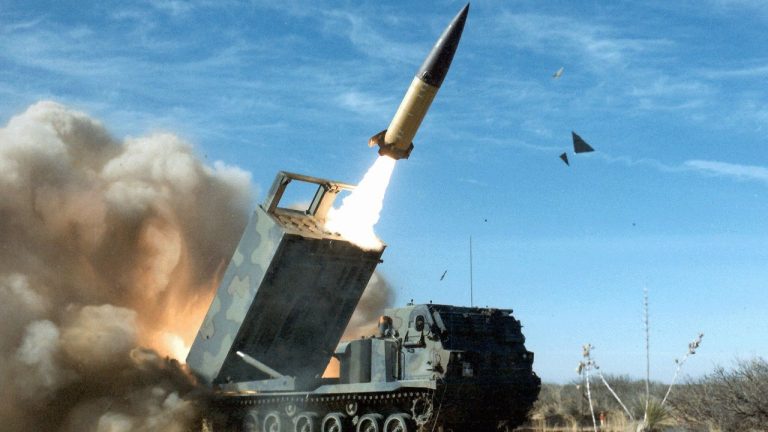 Balistické rakety ATACMS (Army TACtical Missile System) sú odpaľované z mobilných prostriedkov a majú dolet okolo 300 km. Na internete je informácia,, že vývoj jadrových hlavíc pre ne bol zrušený, avšak je stará a chýba k nej zdroj. ATACMS Použil Rubin ako ilustráciu k svojmu blogu.