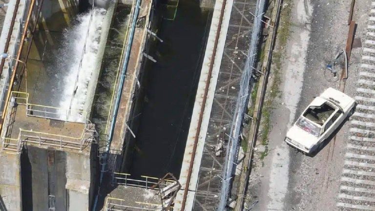 fotografia údajne zamínovaného auta v Kachovskej vodnej elektrárni deväť dní pred jej výbuchom