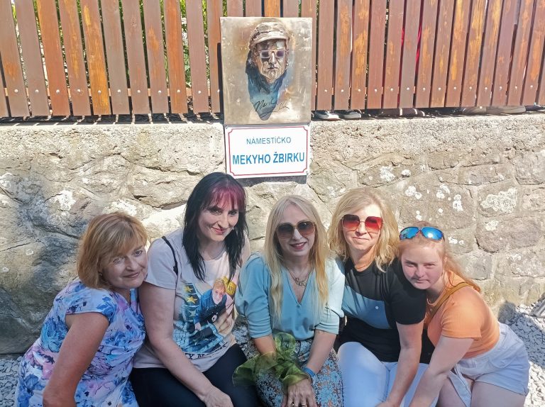 Trnavá Hora: Pri rodnom dome otca Miroslava Žbirku odhalili spevákovu bustu