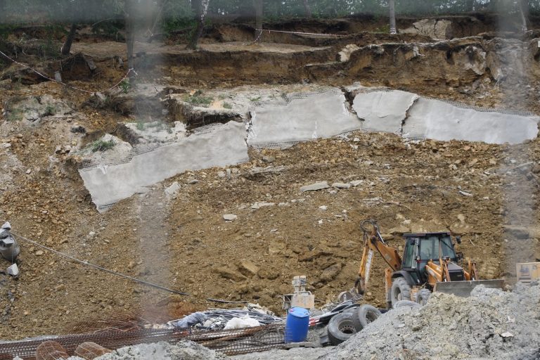 zosuv pôdy na stavbe obchodného centra na Ulici Okružná v meste Handlová