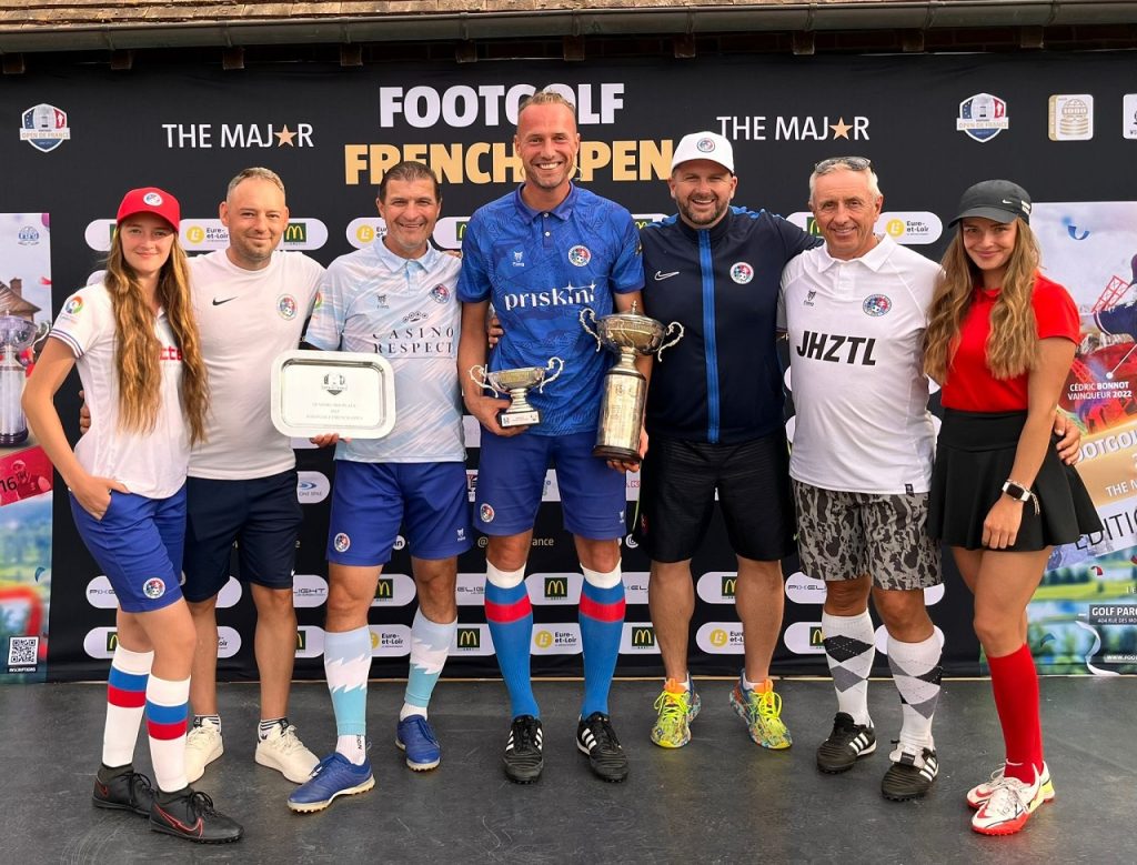 Sedemčlenná výprava na French FootGolf Open a Víťaz French FootGolf Open 2023 Andrej Ivan (v stede)_foto Slovenská FootGolfová Asociácia