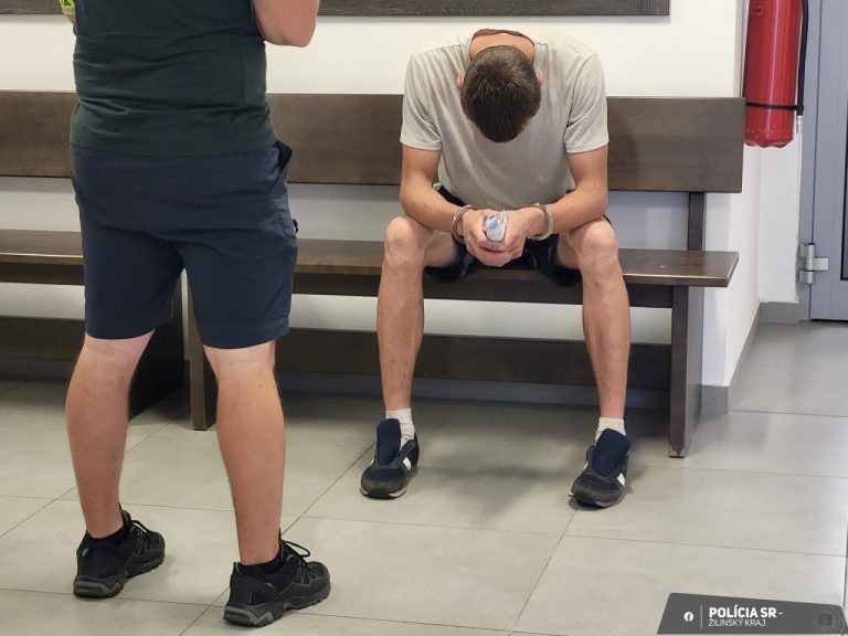 mladík olúpil ženu o retiazky