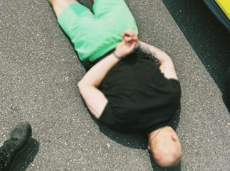 Pacient sa pri prevoze zmocnil sanitky, unikal so zapnutými majákmi