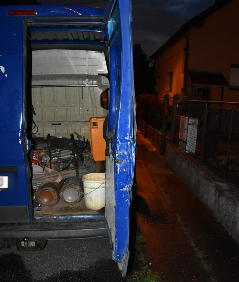 Zlodeja do príchodu policajtov držali zatvoreného v dodávke