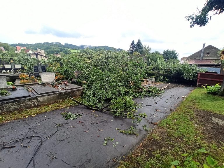 Búrka v obci Veľké Rovné