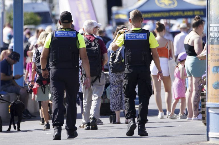 mestskí policajti hliadkovanie pobrežie Weymouth