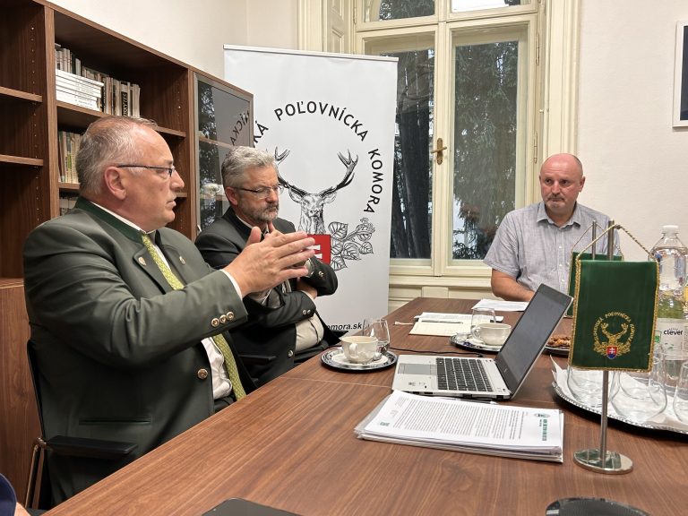 Rokovanie ochranári poľovníci medveď hnedý
