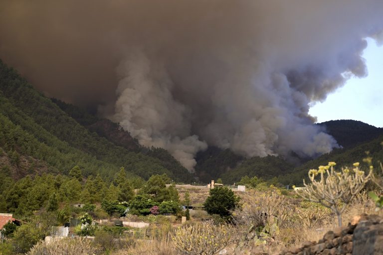 Na ostrove Tenerife požiar