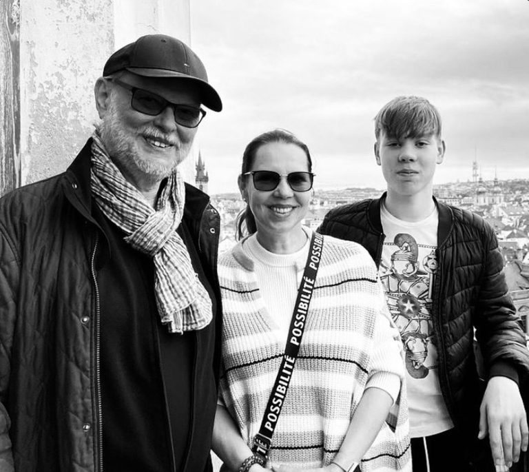 Vašo Patejdl so synom a manželkou