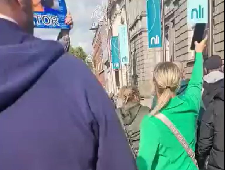 Írsko použije proti protestom v oblasti azylu právne predpisy o terorizme