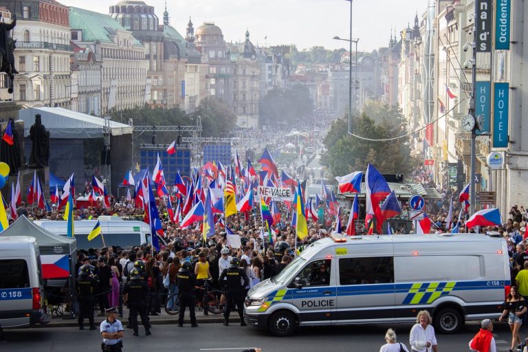 Na Václavskom námestí v Prahe protestujú tisíce ľudí