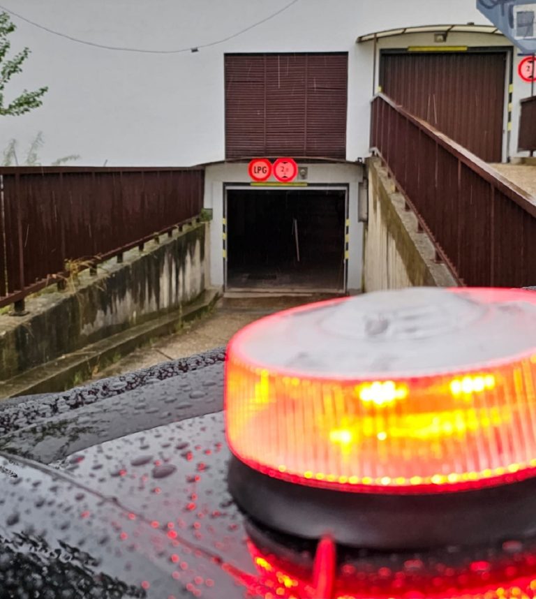 Muž chcel ukradnúť hromozvod, pri úteku napadol policajta