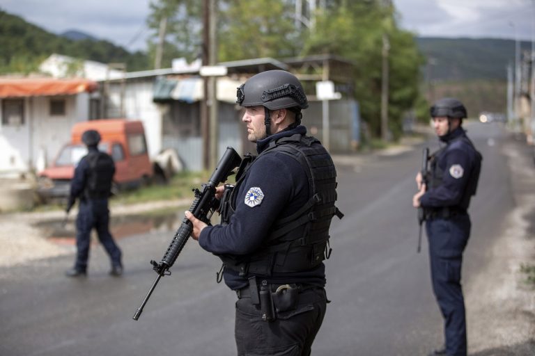 Policajná blokáda po streľbe v dedine Banjska naďalej trvá