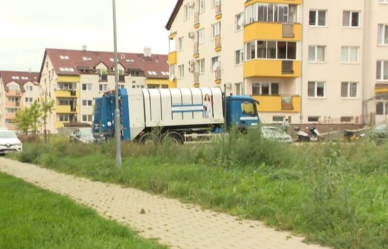 Policajti dlhé hodiny prehľadávali obsah nádob na smeti v blízkosti bydliska zadržaného zdravotníka.