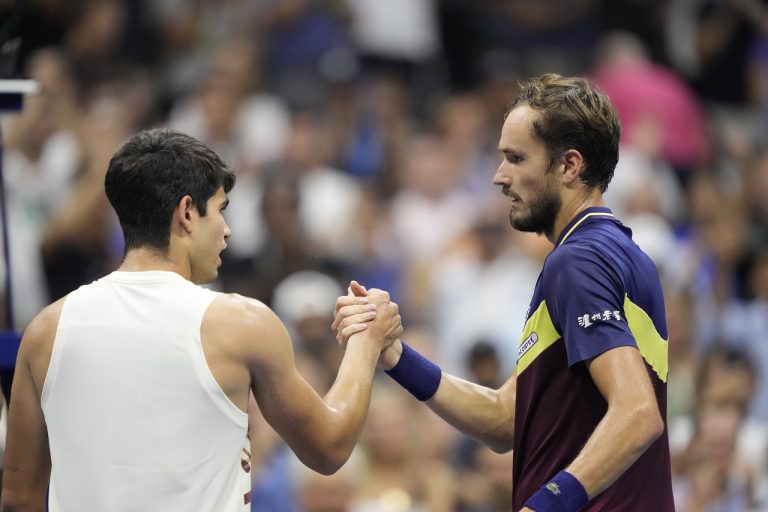 ruský tenista Daniil Medvedev, španiel Carlos Alcaraz víťazstvo gratulácia