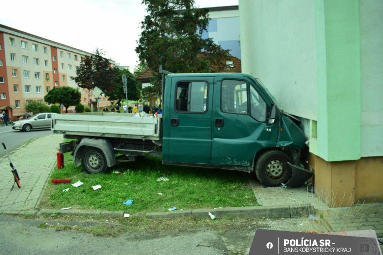 opitý vodič náraz do bytovky