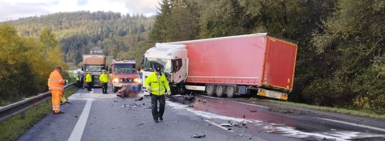 Na Kysuciach došlo k vážnej nehode, cestu na nevyhnutný čas uzavrú