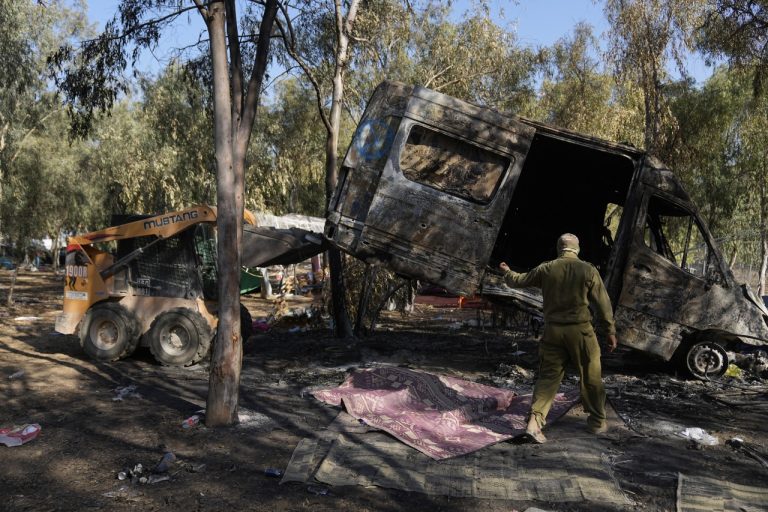 Dejisko hudobného festivalu po útoku militantov Hamasu na juhu Izraela