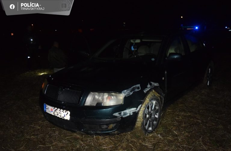 V rukách polície skončila posádka osobného auta Škoda Superb