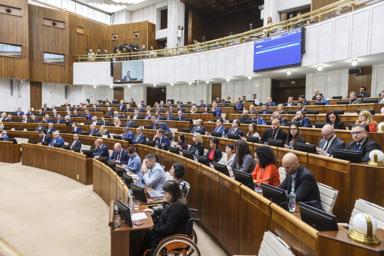 Začala sa schôdza k programovému vyhláseniu vlády