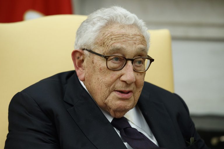 Zomrel Henry Kissinger