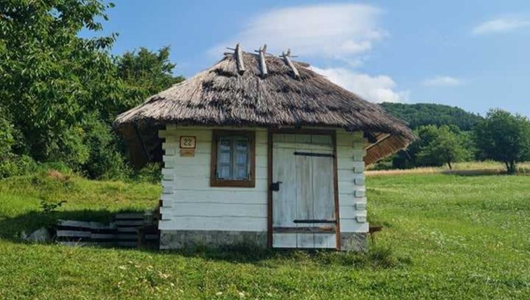 Pri chalúpke na detvianskych lazoch pripravujú vianočné akcie