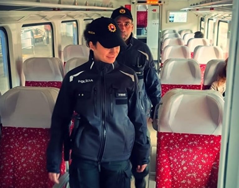 Polícia aj naďalej posilňuje hliadky vo vlakoch a na vlakových staniciach