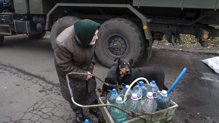 Starenka s károu s vodou v Donecku