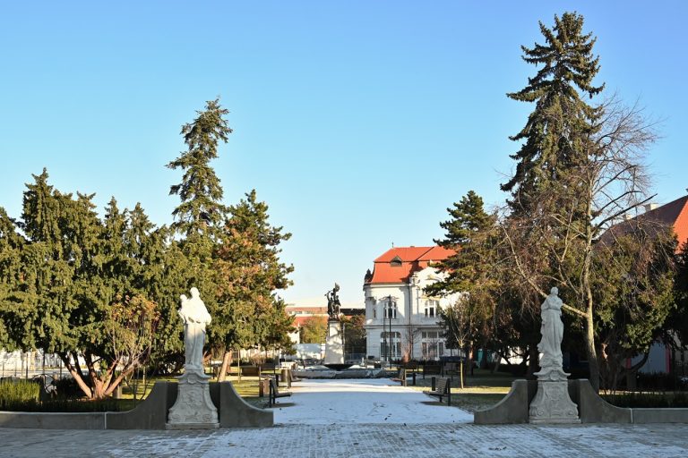 Pri Evanjelickom dome už opäť stoja sochy sv. Jozefa a Immaculaty