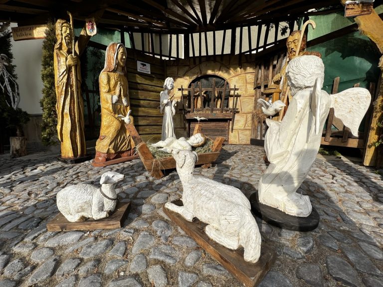 Pred Konkatedrálou sv. Mikuláša v Prešove osadili drevený betlehem