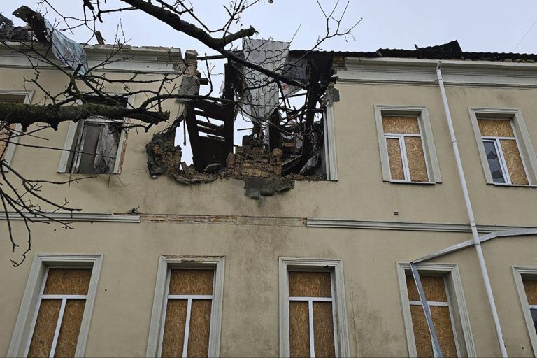 Russia Ukraine War poškodená budova školy v Chersonskej oblasti