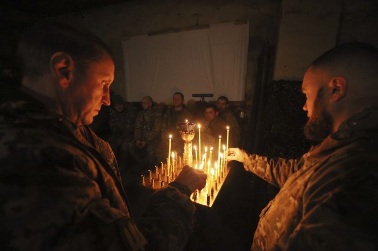Ukrajinská vojaci na bohoslužbe pred Vianocami