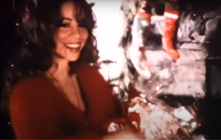 Mariah Careyová vo videoklipe k piesni "All I Want for Christmas is You"
