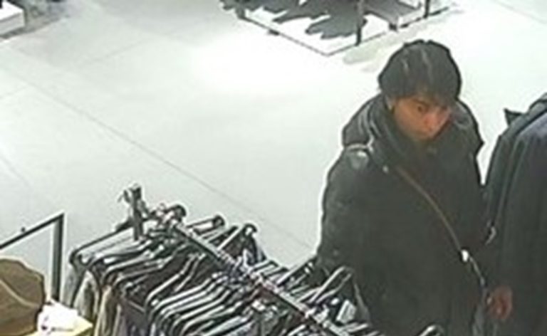 Polícia pátra po páchateľovi krádeže oblečenia v bratislavskom obchodnom centre
