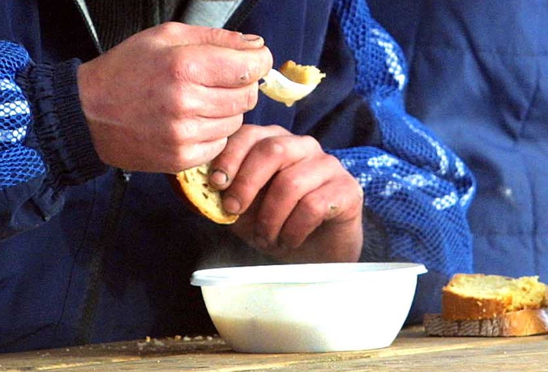 teplé jedlo bezdomovec prístrešie