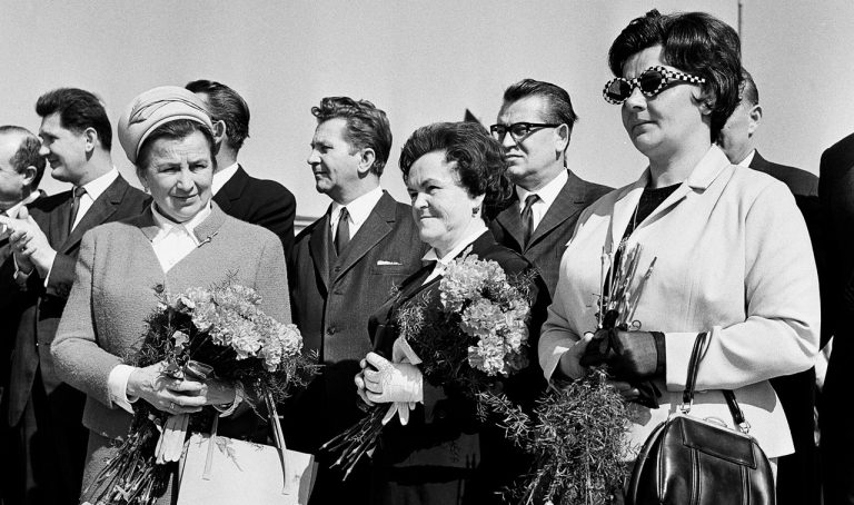 archívna snímka bývalá prvá dáma Irena Svobodová Svobodova manželka Anna Biľaková Anna Barbírková manželky prezidentská návšteva retro 60 -te roky komunizmus reformy socialistické zriadenie