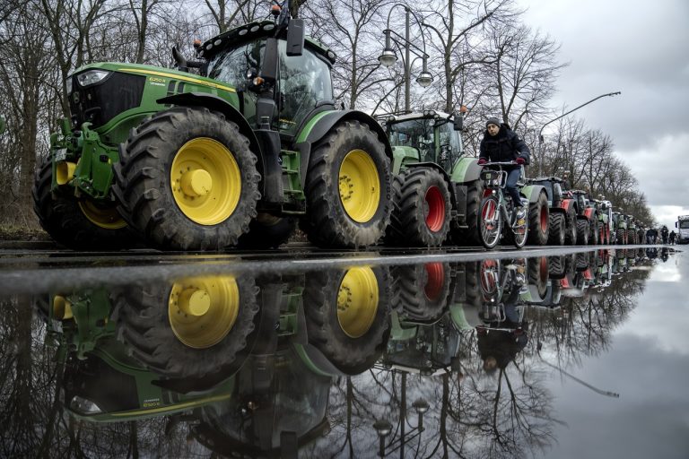 Nemeckí farmári s traktormi protestovali v Berlíne