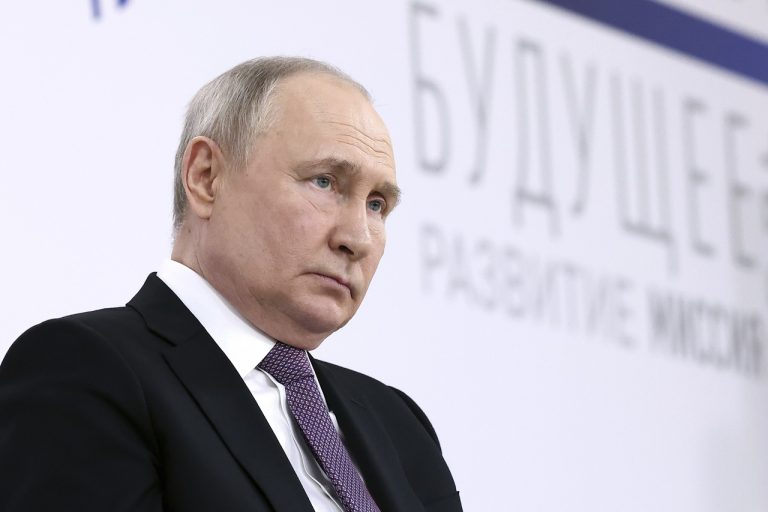 Vladimir Putin na fóre s pracovníkmi v obrannom sektore